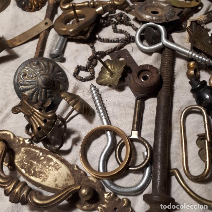 Antig&uuml;edades: Lote de objetos de metal y plata - Foto 2