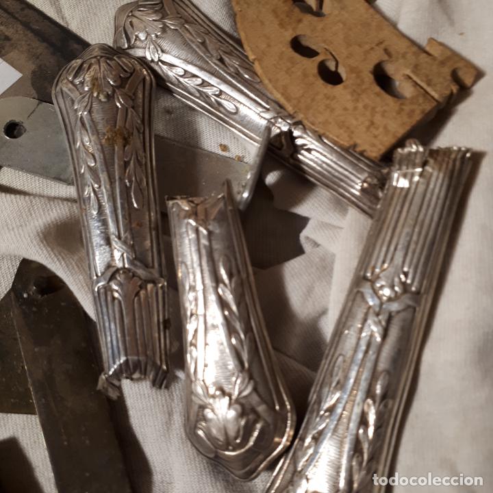 Antig&uuml;edades: Lote de objetos de metal y plata - Foto 4
