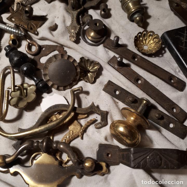 Antig&uuml;edades: Lote de objetos de metal y plata - Foto 5