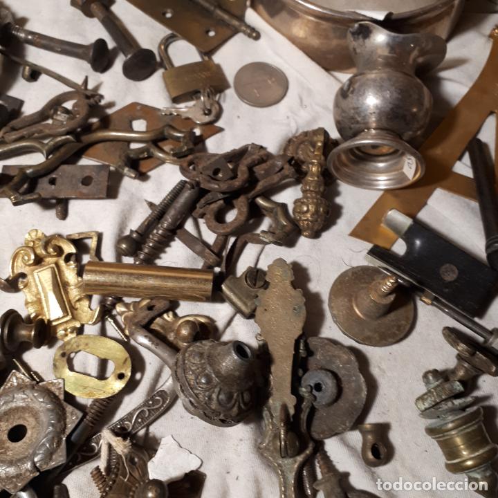 Antig&uuml;edades: Lote de objetos de metal y plata - Foto 7