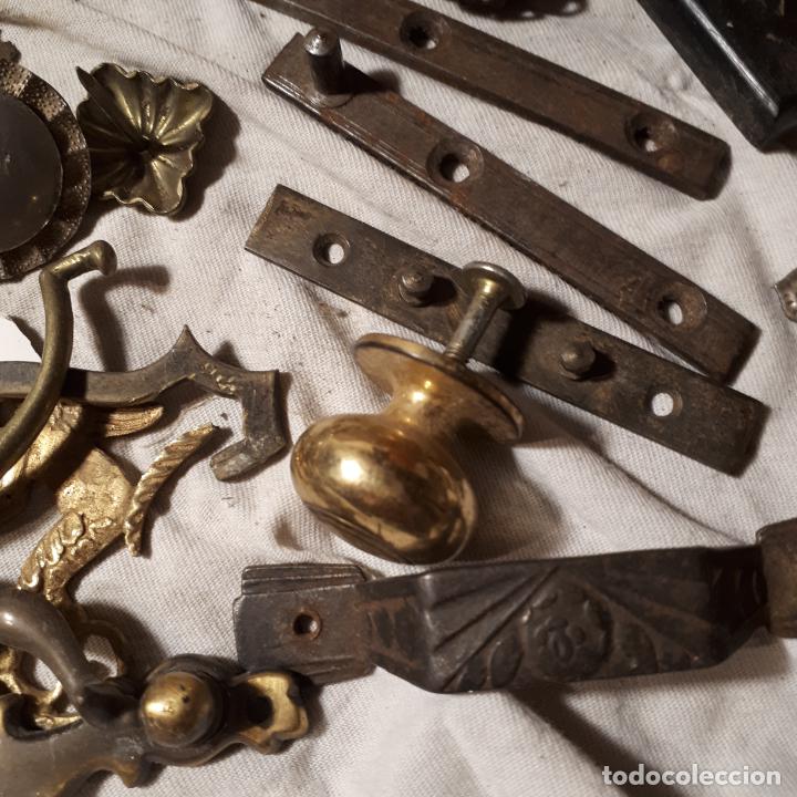 Antig&uuml;edades: Lote de objetos de metal y plata - Foto 10