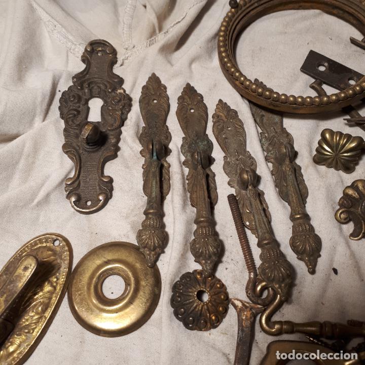 Antig&uuml;edades: Lote de objetos de metal y plata - Foto 11