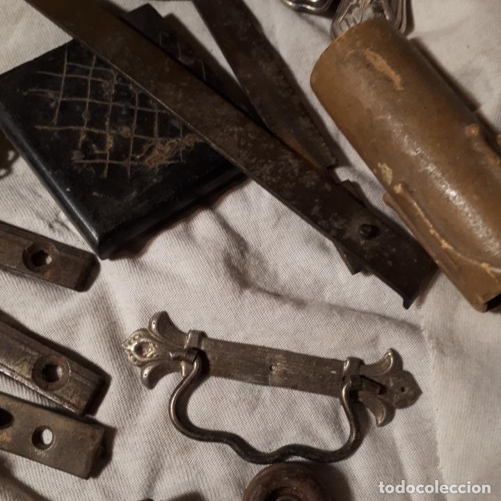 Antig&uuml;edades: Lote de objetos de metal y plata - Foto 12