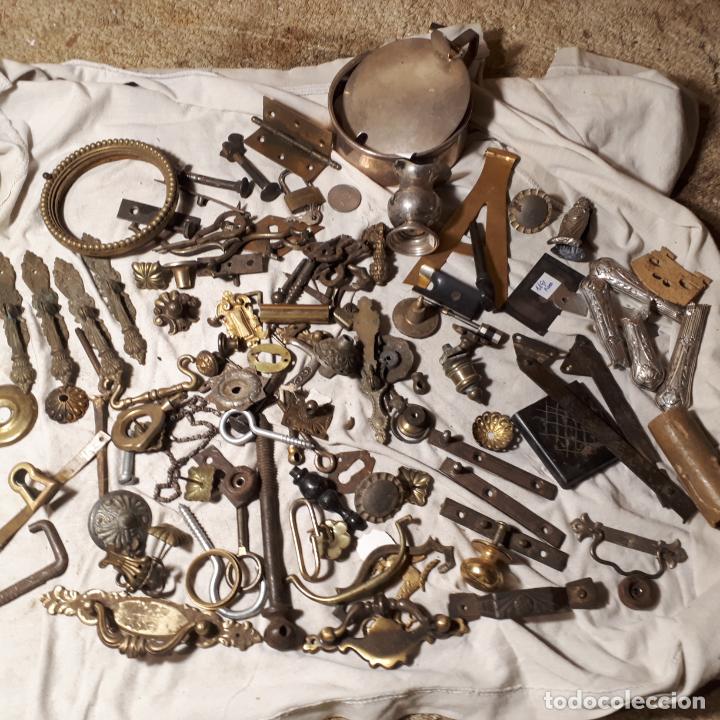 Antig&uuml;edades: Lote de objetos de metal y plata - Foto 1