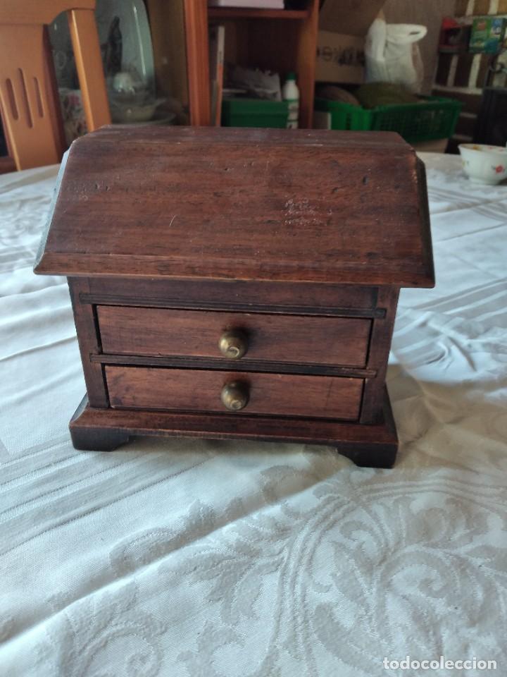 Antig&uuml;edades: Precioso joyero de madera con forma de secreter. - Foto 1