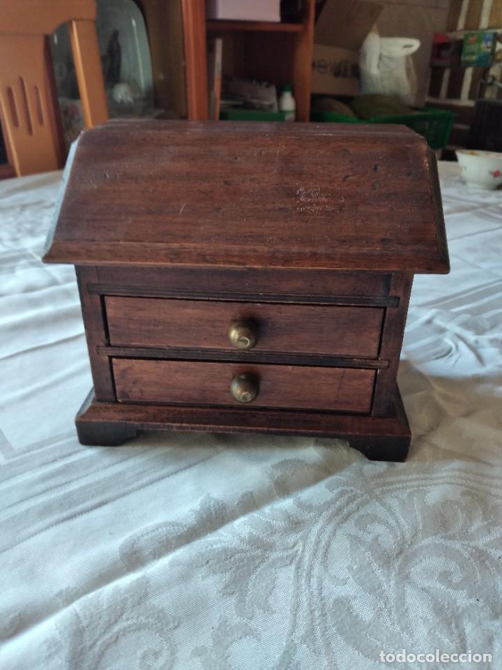 Antig&uuml;edades: Precioso joyero de madera con forma de secreter. - Foto 2