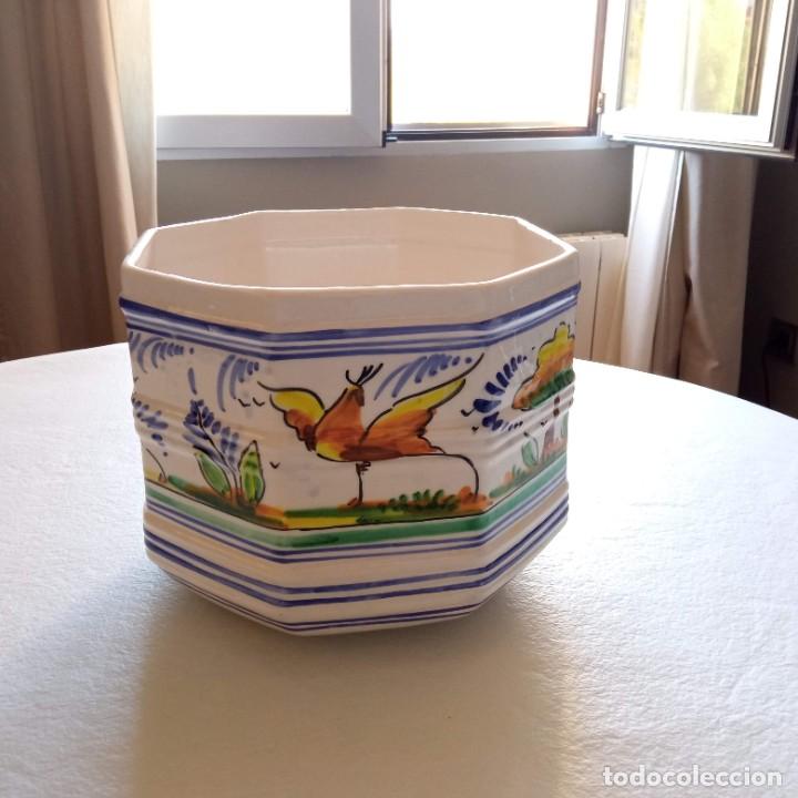 Antig&uuml;edades: Macetero de loza esmaltada pintado a mano - Foto 1