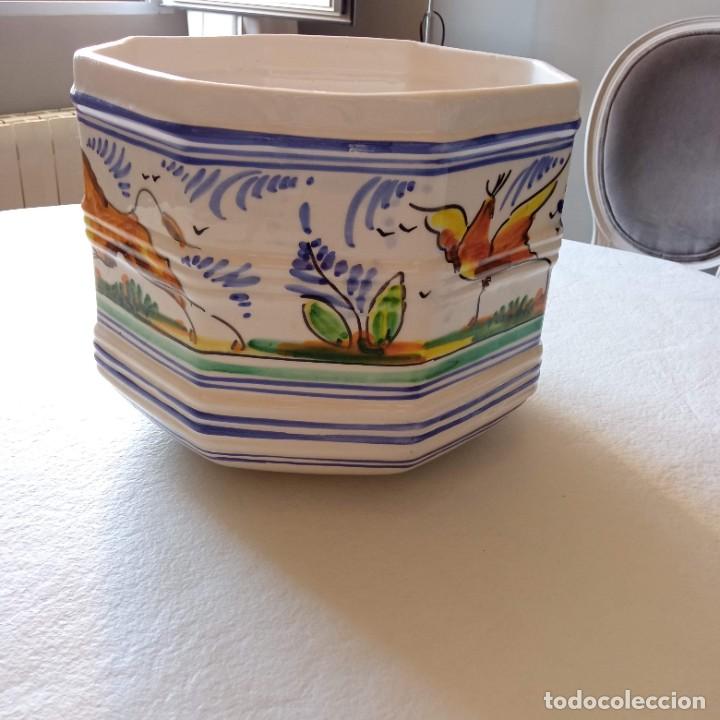 Antig&uuml;edades: Macetero de loza esmaltada pintado a mano - Foto 2
