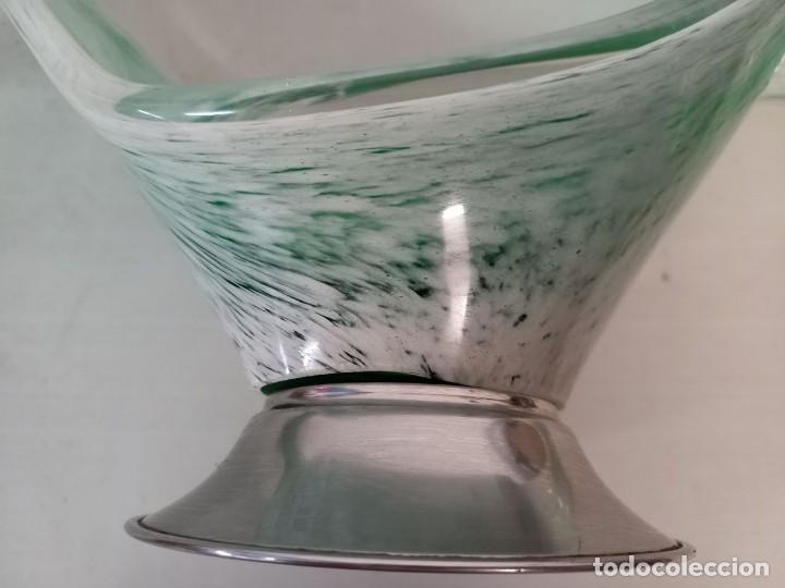 Antig&uuml;edades: GRAN CENTRO DE CRISTAL VERDE Y BLANCO , CON BASE DE METAL - Foto 4
