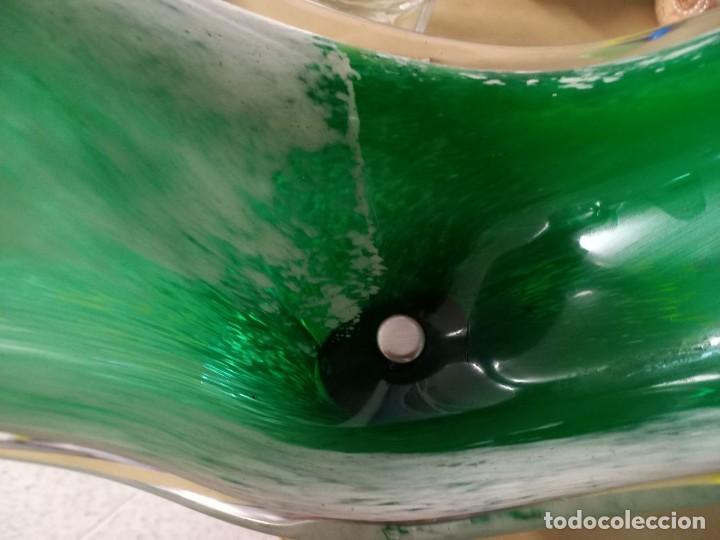 Antig&uuml;edades: GRAN CENTRO DE CRISTAL VERDE Y BLANCO , CON BASE DE METAL - Foto 5