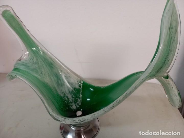 Antig&uuml;edades: GRAN CENTRO DE CRISTAL VERDE Y BLANCO , CON BASE DE METAL - Foto 7