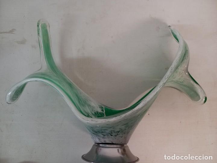 Antig&uuml;edades: GRAN CENTRO DE CRISTAL VERDE Y BLANCO , CON BASE DE METAL - Foto 8