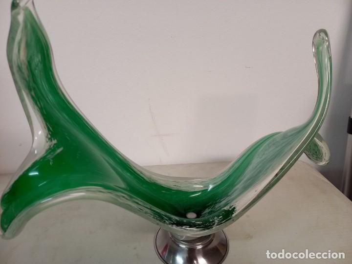 Antig&uuml;edades: GRAN CENTRO DE CRISTAL VERDE Y BLANCO , CON BASE DE METAL - Foto 9