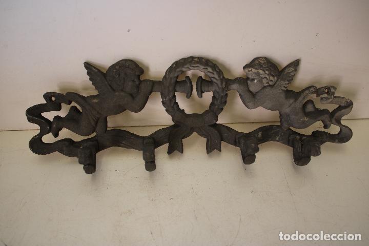 Antig&uuml;edades: percha de angeles de hierro - Foto 2