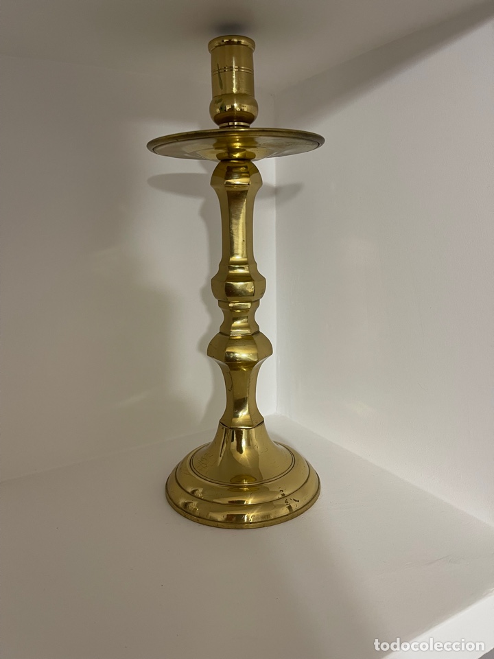 Antig&uuml;edades: Gran candelabro de lat&oacute;n dorado - Foto 1