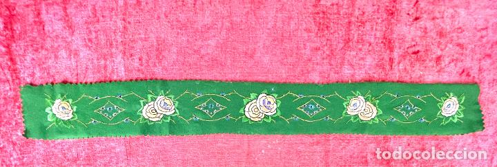 Antig&uuml;edades: BANDA DE TERCIOPELO BORDADA A MANO. MOTIVOS FLORALES. ESPA&Ntilde;A. SIGLO XX