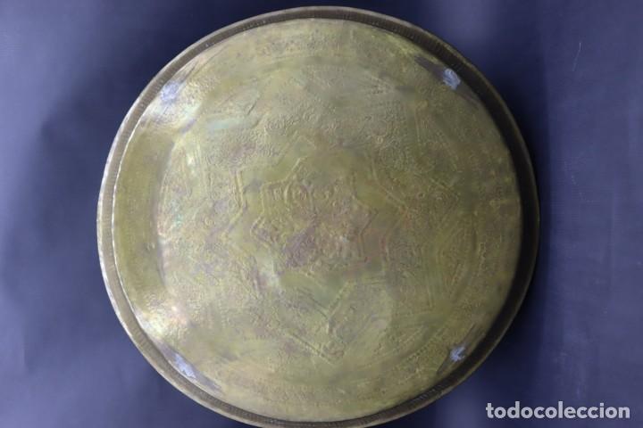 Antig&uuml;edades: Bandeja de lat&oacute;n cincela - Foto 4