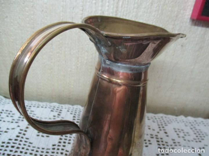 Antig&uuml;edades: Jarra de lat&oacute;n - Foto 2