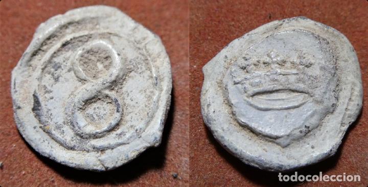 Antig&uuml;edades: Antiguo plomo con numero 8 y corona - Foto 1