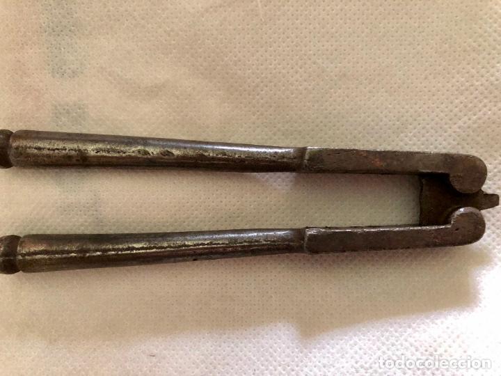 Antig&uuml;edades: CASCANUECES ANTIGUO DE FORJA. REVERSIBLE - Foto 2
