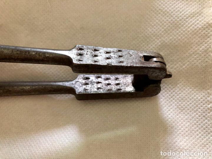 Antig&uuml;edades: CASCANUECES ANTIGUO DE FORJA. REVERSIBLE - Foto 3