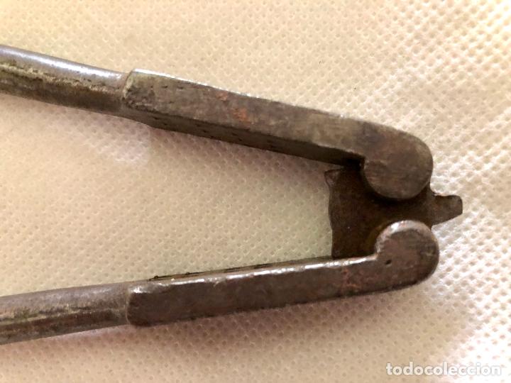 Antig&uuml;edades: CASCANUECES ANTIGUO DE FORJA. REVERSIBLE - Foto 1