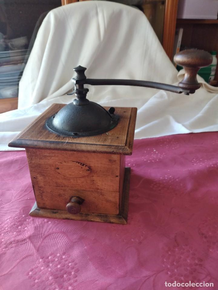 Antig&uuml;edades: Antiguo molinillo de madera y hierro. - Foto 2