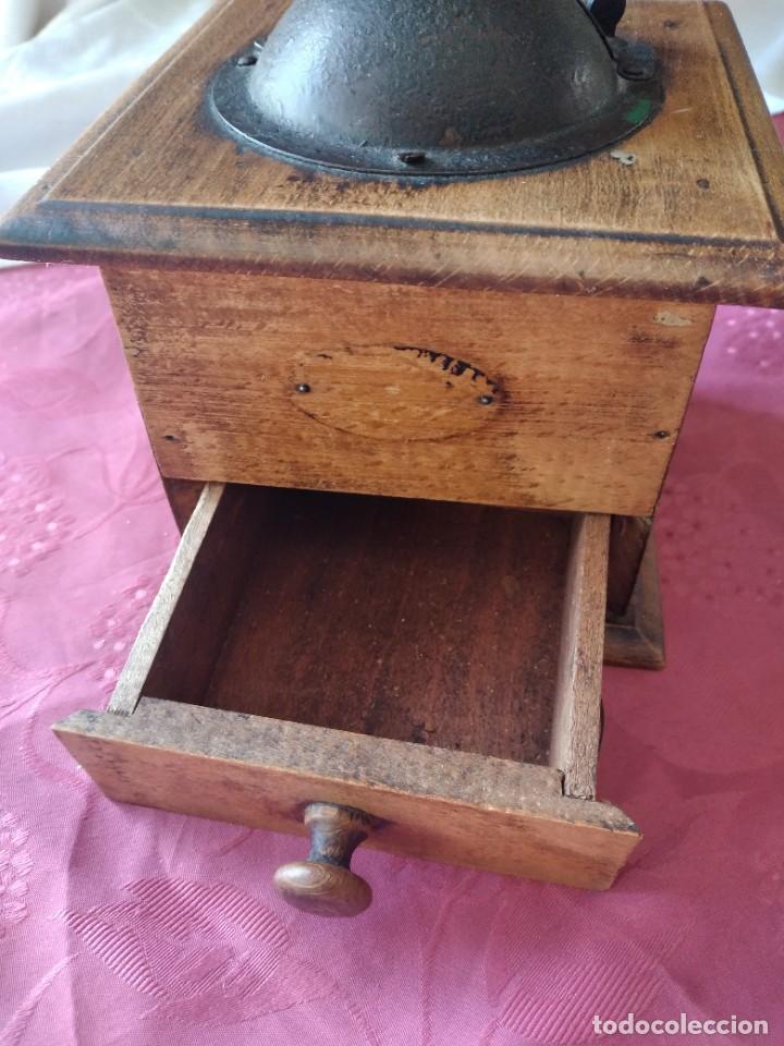 Antig&uuml;edades: Antiguo molinillo de madera y hierro. - Foto 3