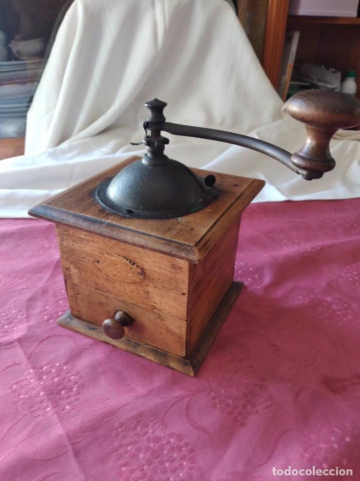 Antig&uuml;edades: Antiguo molinillo de madera y hierro. - Foto 1