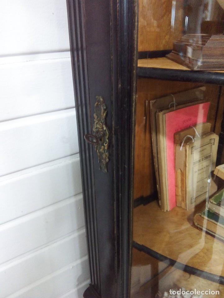 Antig&uuml;edades: ANTIGUA VITRINA ESQUINERA - Foto 7