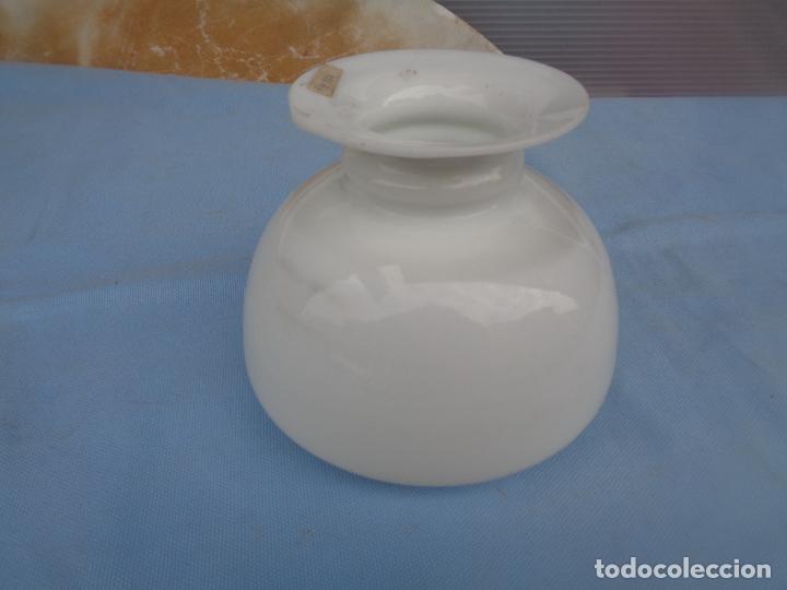 Antig&uuml;edades: ANTIGUA TULIPA DE QUINQU&Eacute; EN OPALINA - Foto 1