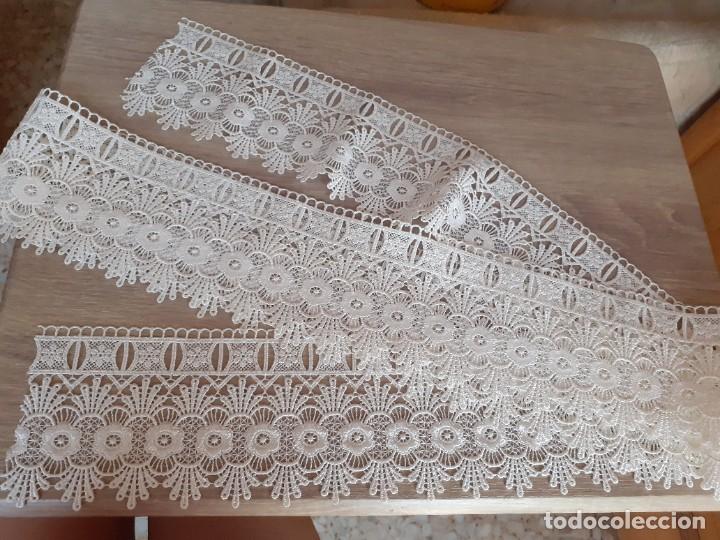 Antig&uuml;edades: cenefa de encaje beige dos metros - Foto 1