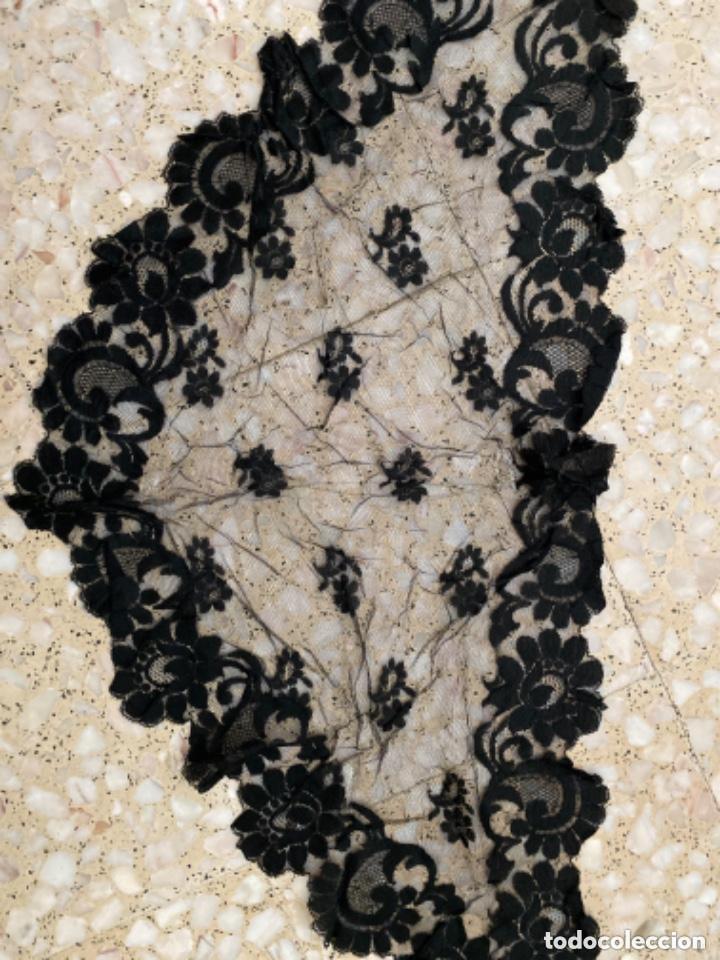 Antig&uuml;edades: ANTIGUA MANTILLA DE ENCAJE - Foto 3