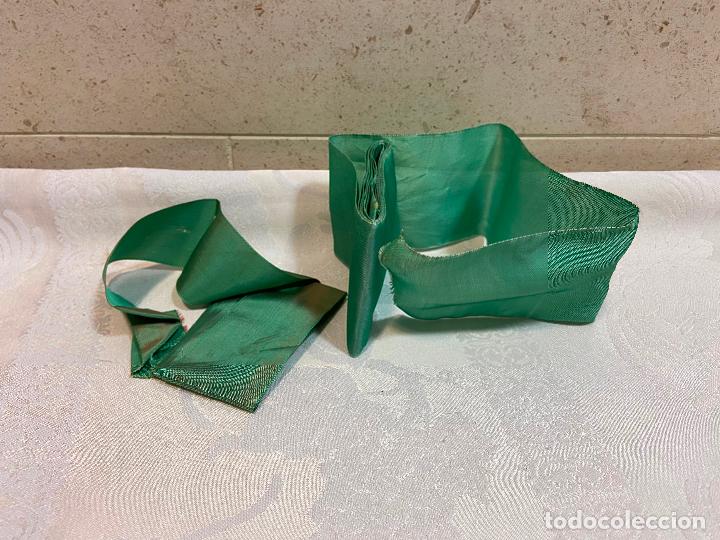 Antig&uuml;edades: 87.- Dos cintas de raso verde con reflejos - Foto 1