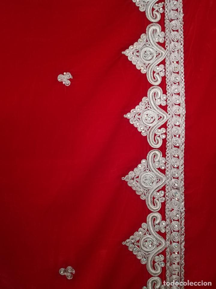 Antig&uuml;edades: CENEFA BORDADA SOBRE TERCIOPELO ROJO - Foto 2