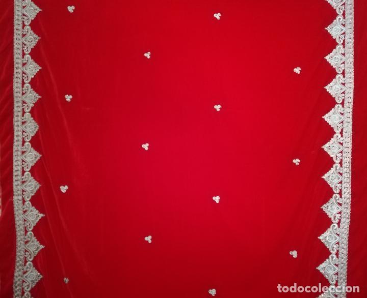Antig&uuml;edades: CENEFA BORDADA SOBRE TERCIOPELO ROJO - Foto 3