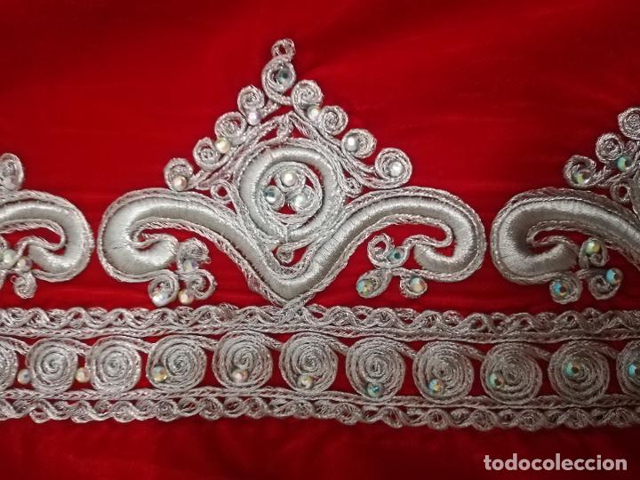 Antig&uuml;edades: CENEFA BORDADA SOBRE TERCIOPELO ROJO - Foto 5