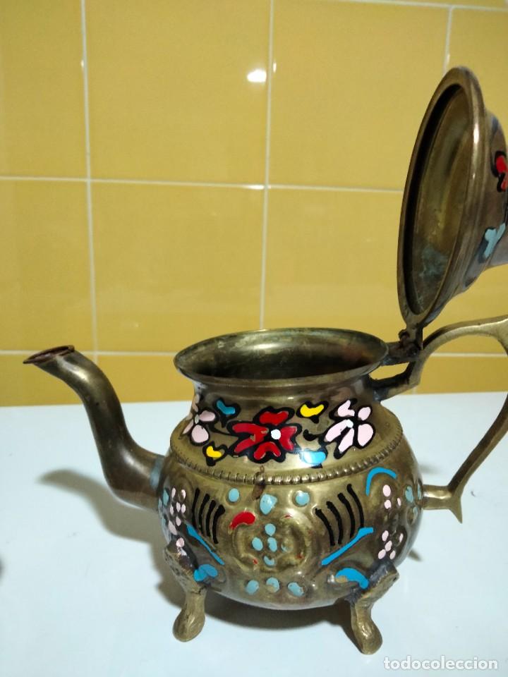 Antig&uuml;edades: tetera de bronce con cuatro vasos - Foto 3
