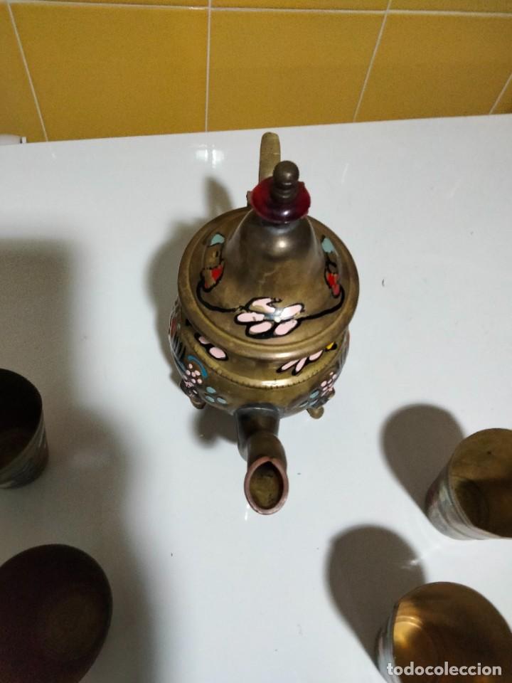 Antig&uuml;edades: tetera de bronce con cuatro vasos - Foto 5