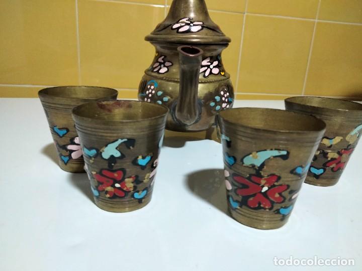 Antig&uuml;edades: tetera de bronce con cuatro vasos - Foto 6