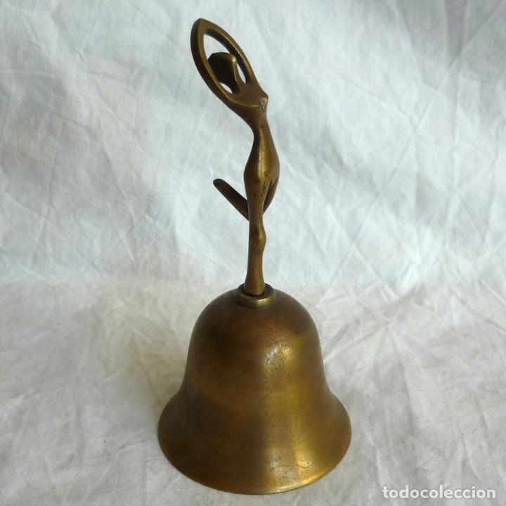 Antig&uuml;edades: Campana de sobremesa en bronce mango de bailarina - Foto 1