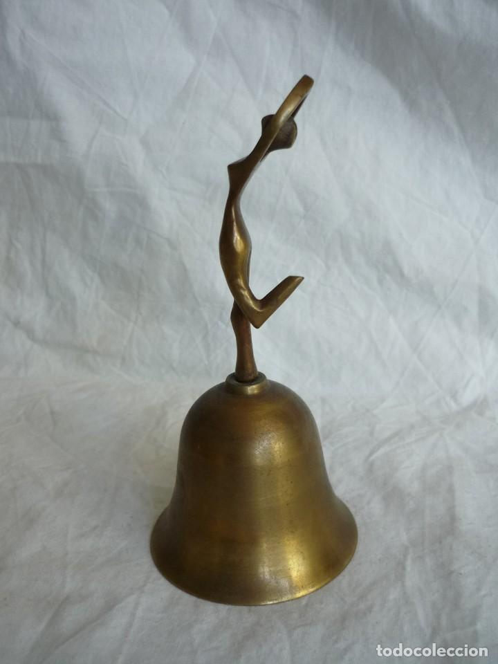 Antig&uuml;edades: Campana de sobremesa en bronce mango de bailarina - Foto 4