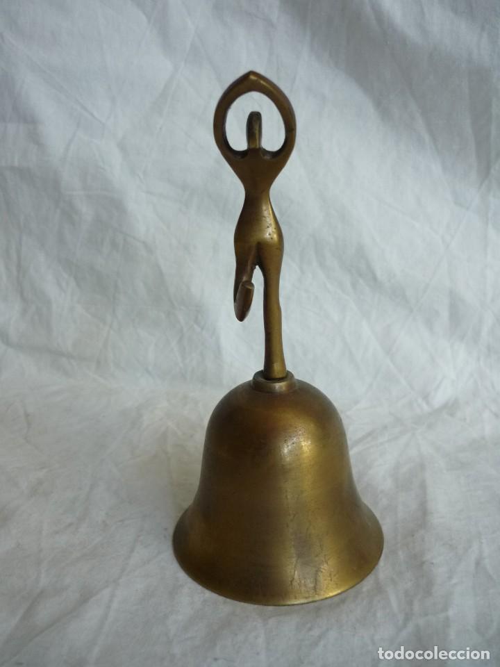 Antig&uuml;edades: Campana de sobremesa en bronce mango de bailarina - Foto 5