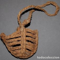 Antigüedades: ANTIGUO BOZAL DE ESPARTO PARA CABALLERIAS (EN MINIATURA)