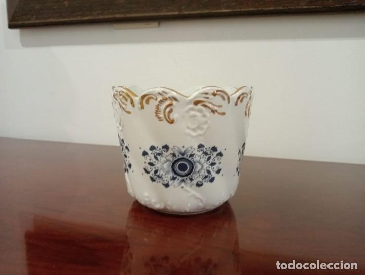 Antig&uuml;edades: MACETERO PEQUE&Ntilde;O PINTADO A MANO MANISES - Foto 1