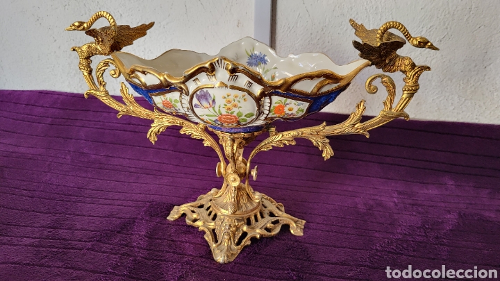 Antig&uuml;edades: Antiguo centro mesa porcelana y bronce - Foto 3