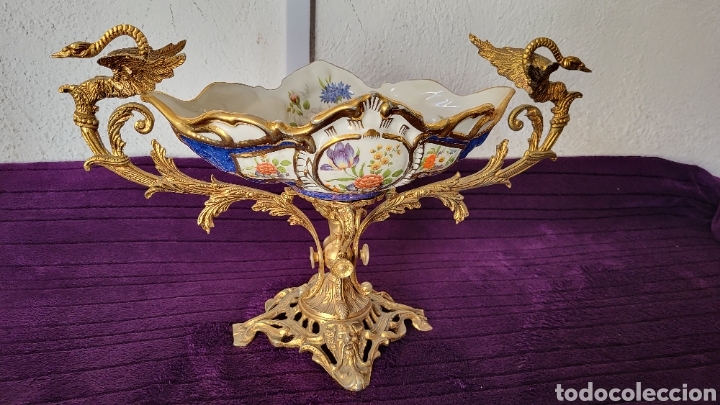 Antig&uuml;edades: Antiguo centro mesa porcelana y bronce - Foto 4