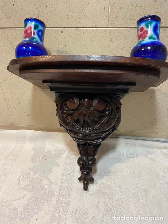 Oggetti Antichi: 74.- Gran m&eacute;nsula, peana en madera maciza tallada. Floreritos manises