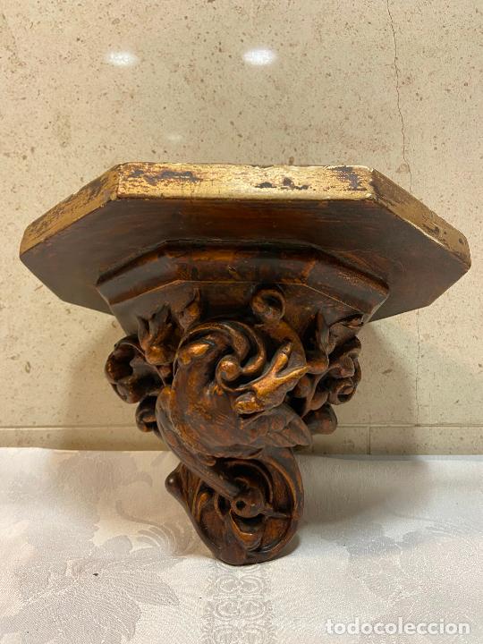 Oggetti Antichi: 74.- M&eacute;nsula peana en estuco y madera. Drag&oacute;n alado