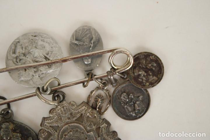 Antig&uuml;edades: alfiler con 8 medallas - Foto 2
